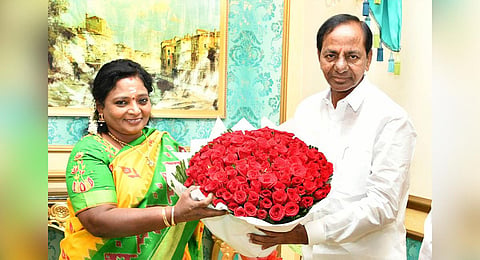 Chief Minister K Chandrasekhar Rao with Governor Tamilisai Soundararajan at Raj Bhavan. (File | EPS)