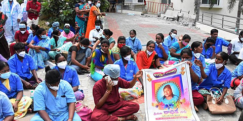 Workers led by CITU and BJP leaders stage a protest in front of SVIMS demandingstrict action against the contractor, in Tirupati. (Photo | EPS/Madhav K )