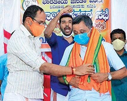 BJP Kasaragod district president K Shreekanth welcomes Badiadka panchayat chief K N Krishna Bhat to BJP