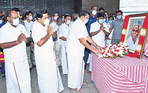 Chief Minister Edappadi K Palaniswami pays floral tribute to the portrait of former Agriculture Minister Doraikkannu at Cauvery Hospital on Sunday