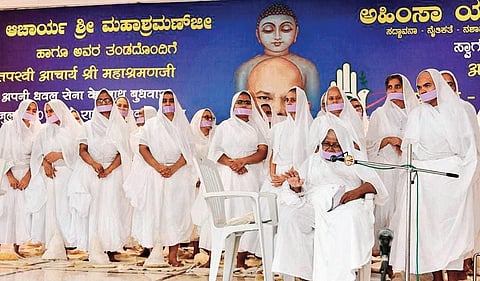 Telangana’s who’s who such as Harish Rao, Mohan Bhagawat and many other leaders came to seek a darshan of the Acharya.