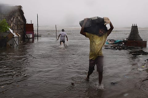 People are seen vacating their houses after sea water enters Srinivasapuram Village. (Photo| EPS/ Debdatta Mallick)