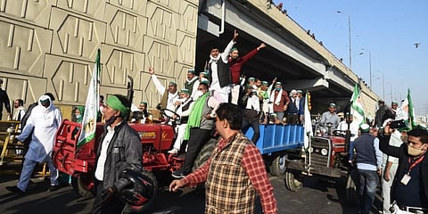 The protesting farmers parked their vehicles in line at the designated spot to avoid any inconvenience to the public. (Photo | Parveen Negi, EPS)