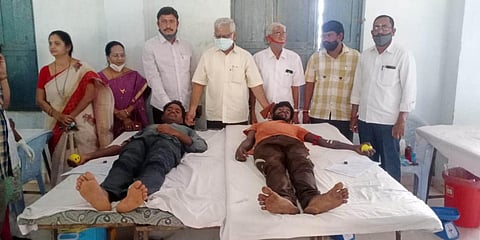 MGNREGA workers donate blood at a camp in Rajam of Srikakulam. (Photo| EPS)