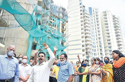 Owners protesting against the developer at the construction site for lack of amenities that were promised to them. (Photo | EPS/R Satish Babu)