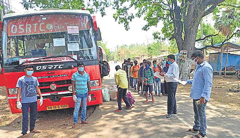 Migrant workers boarding a bus at Motu to reach Kalahandi district in this file photo. (EPS)