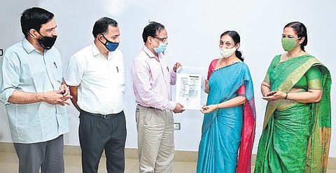 Cusat researcher Renu George and guide Philip Samuel with Vice-Chancellor K N Madhusoodanan, Pro-VC P G Sankaranand Registrar Meera V