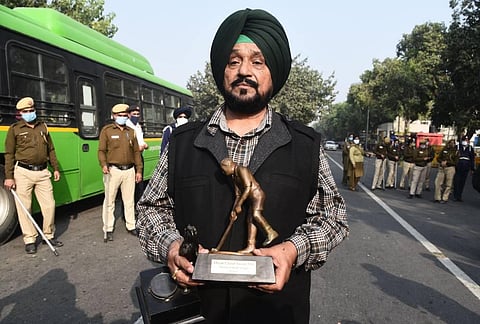 Olympics gold medalist hockey player Gurmail Singh walks towards Rashtrapati Bhavan to return his award to the President. (Photo | Parveen Negi/EPS)
