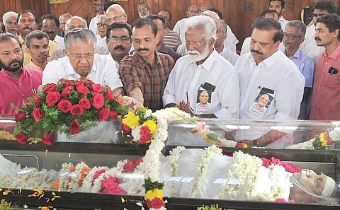 Chief Minister Pinarayi Vijayan lays a wreath on the mortal remains of RSS ideologue P Parameswaran at the Ayyankali Hall in Thiruvananthapuram on Monday. BJP state leaders Kummanam Rajasekharan, P K Krishnadas and V V Rajesh look on| Express
