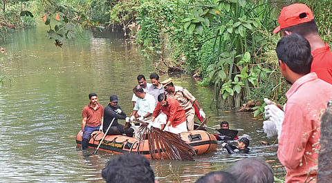 Minister Kadakampally Surendran leading the Killiyar cleaning efforts at Vazhayila along with volunteers