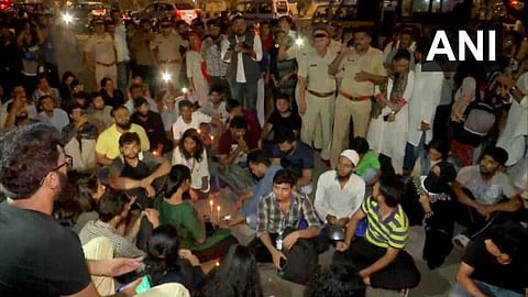 Police barricaded the Gateway of India and people who had gathered to protest Monday's violence in Delhi.