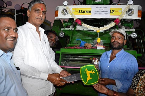 Finance Minister T Harish Rao hands over the key of a vehicle to a beneficiary at Chintamadaka village in Siddipet district. (File Photo| EPS)