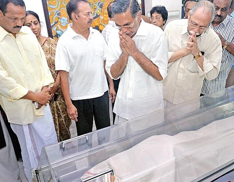 Poet V Madhusoodanan Nair paying tribute to Puthussery Ramachandran at his residence in Thiruvananthapuram on Saturday | Vincent Pulickal
