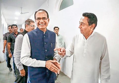 Shivraj Singh Chouhan with Kamal Nath at his residence in Bhopal. (Photo | PTI )