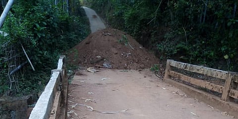 Karnataka police have dumped truckloads of laterite mud on roads at Nujibettu in Delampaday panchayat. (Photo| EPS)