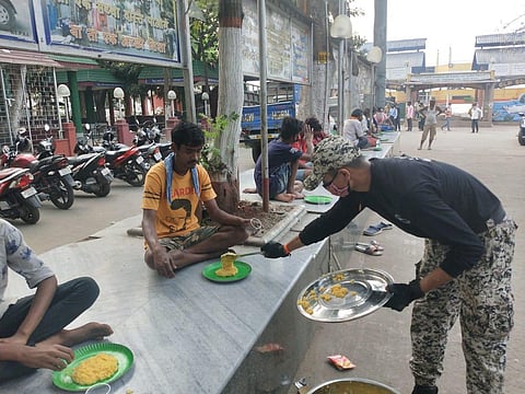 Assam police feeds the homeless amid lockdown. (Photo| EPS)