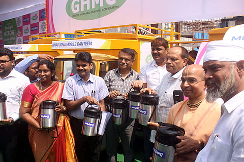 CS Somesh Kumar and Mayor Bonthu Rammohan launch the Annapurna mobile canteen in Hyderabad on Monday. (Photo | Sathya Keerthi, EPS)