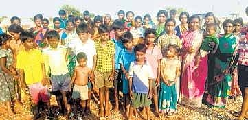 Migrant workers and their family members in Guntur district. (Photo | EPS)
