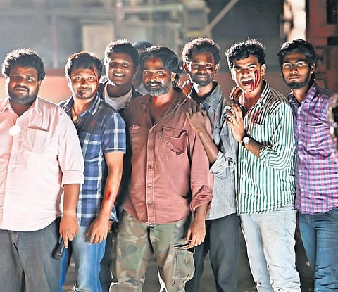 Yogeshwaran with director Nalan Kumarasamy and cast of Soodhu Kavvum