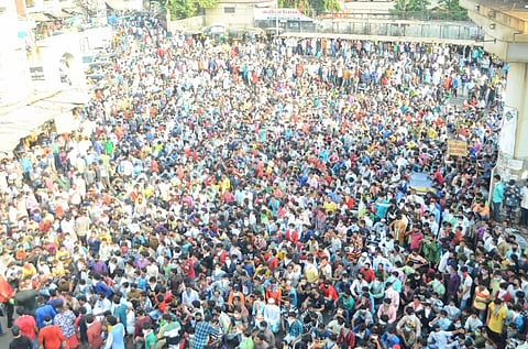 Migrants in large numbers gathered at Bandra station in Mumbai. (File Photo | PTI)