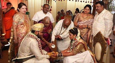 Nikhil Kumarswamy, son of former Karnataka CM HD Kumaraswamy, tied the knot with Revathi, the grand-niece of former Congress Minister for Housing M Krishnappa, today in Bengaluru (Photo | ANI Twitter)