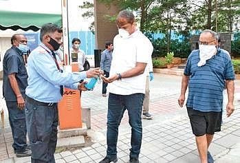 Mayor Bonthu Rammohan visits a gated community in Hyderabad which is under quarantine