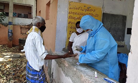 Andhra Pradesh Medical staff conducting COVID-19 rapid tests in Vijayawada. (Photo | EPS)