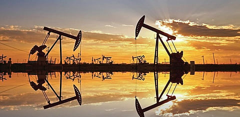 Brent crude oil falls below USD 16 as increasing glut feeds market panic