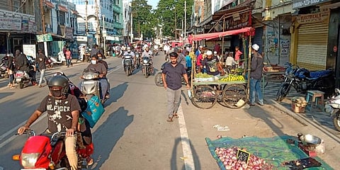 Ramzan market slowly gaining pace with vendore in the streets of Falaknuma Old-city amid lockdown. (Photo | Vinay Madapu, EPS)