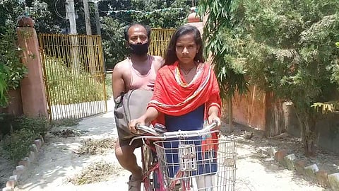 Jyoti Kumari with her father Mohan Paswan. (Photo|EPS)