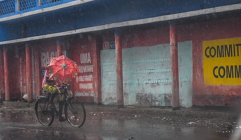 South and North 24 Parganas will witness a lull as the eye of cyclone passes through, but heavy rains, strong winds will resume in the next 30 minutes. (Photo | Biswanath Swain, EPS)