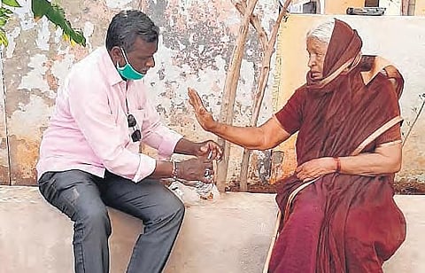 Special Branch ASI G Ganganna with Santhamma on Wednesday (Photo | EPS)