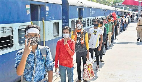 Migrants from Jaipur arrive at Danapur junction in Patna. (Photo | PTI)