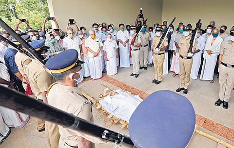 Kerala police pay guard of honour to the mortal remains of MP Veerendrakumar at his residence in Kalpetta, Wayanad, on Friday. Ministers A K Saseendran and K Krishnankutty, MLA C K Saseendran, MP Jose K Mani and others look on | Express