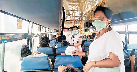 A primary healthcare team checks passengers for COVID-19 symptoms at the Chiragpally checkpost, near the Maharashtra border. (File Photo)
