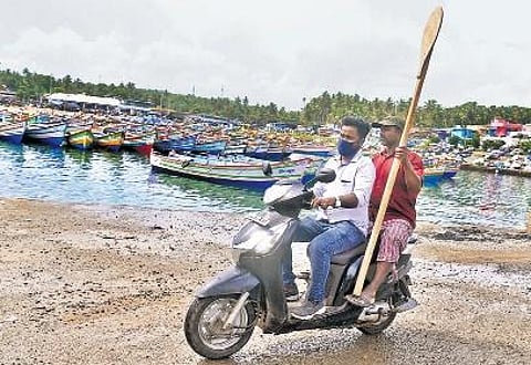 Fishermen returning home after a day’s catch at Vizhinjam harbour even as the trawling ban came into effect on Tuesday night | Vincent Pulickal