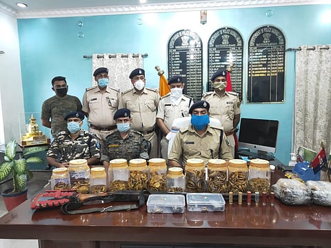 Police of Vaishali district along with seized gold, arms, cash.