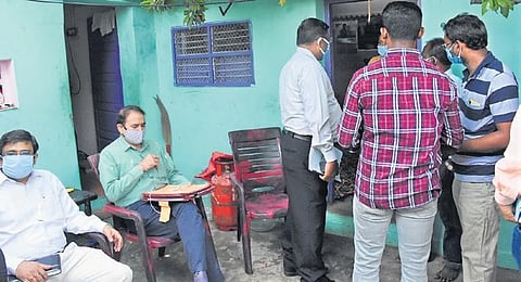 CBI sleuths inquiring at the house of victims, P Jeyaraj and J Beniks, at Sathankulam in Thoothukudi on Saturday | Express