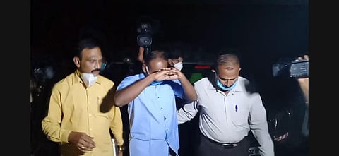 Former Sub-Inspector of Sathankulam police station Raghu Ganesh, a key accused in the Jeyaraj-Beniks case being taken to Thoothukudi medical college hospital for medical check up. (Photo | Express)