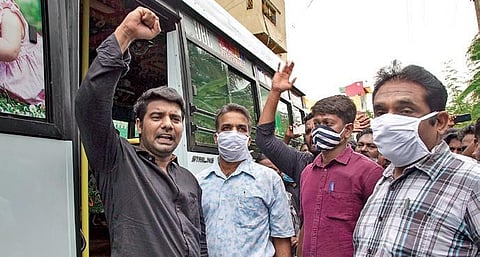 of File photo Surendra Natarajan, after surrendering to the Crime Branch, garlanded Thanthai Periyar’s statue before boarding the van on Thursday | G pattabiraman