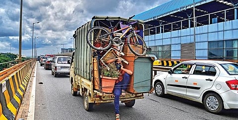 A migrant worker’s family returns to their hometown with their belongings on Saturday, apprehensive about the increasing number of Covid cases in Bengaluru | Shriram B N