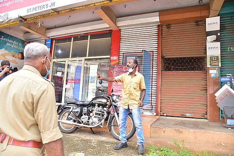 The 47-year-old is seen arguing with the Kerala police who are trying to convince him of staying in quarantine. (Photo | Shaji Vettipuram, EPS)