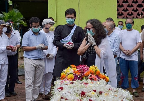Wife Sushma Sathe. younger son Dhananjay Sathe (blue shirt) and elder son Shantanu (black shirt) pay their last respects to Wing Commander retired Deepak Sathe before his cremation. (Photo | PTI)