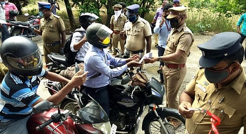 Police conduct vehicle checks on the Chennai-Chengalpattu border (Photo | Express)