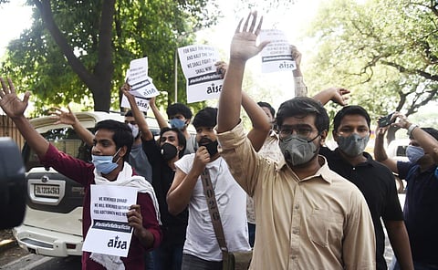 Protesters raise slogans chief minister Yogi Adityanath over Hathras gang-rape near Uttar Pradesh bhawan in New Delhi on Wednesday. (Photo | Parveen Negi, EPS)