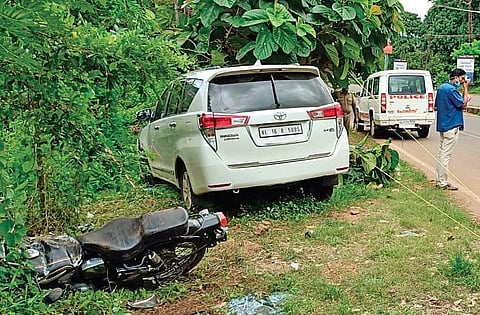 The car of the smugglers and the motorcycle involved in the accident.