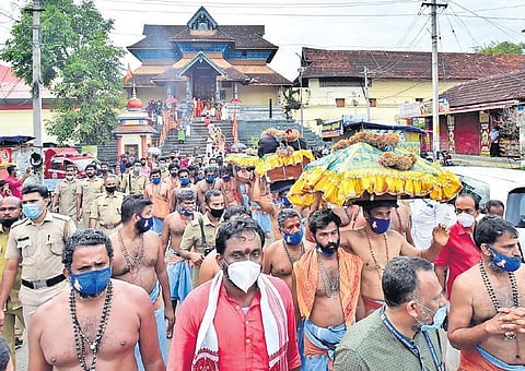 Thiruvabharanam procession on its way to the Sabarimala Lord Ayyappa temple, in front of the Aranmula Lord Parthasarathy temple on Tuesday | SHAJI VETTIPURAM
