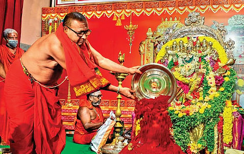 Priests perform pooja on Day 3 of Dasara in Vijayawada. (Photo | Prasant Madugula, EPS)