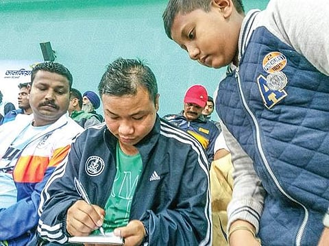 India's boxing champ M Suranjoy Singh obliges a young fan during the National Boxing Championship. (File photo)