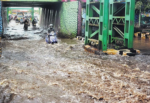 Heavy rain lash Visakhapatnam. (Photo | G Satyanarayana, EPS)